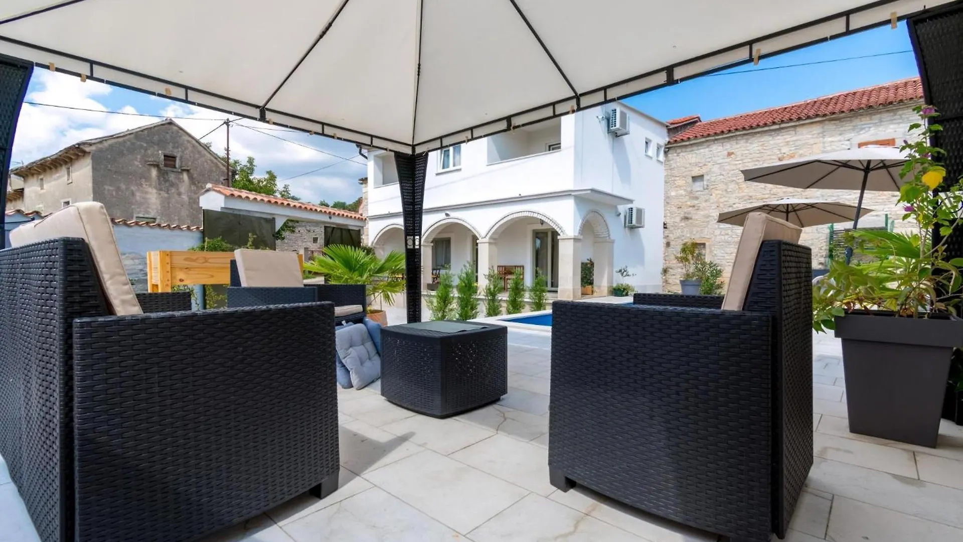 Villa Martin Umzaeunter Hof, Schnelles Wifi, Patio Kringa 0*,  Kroatien