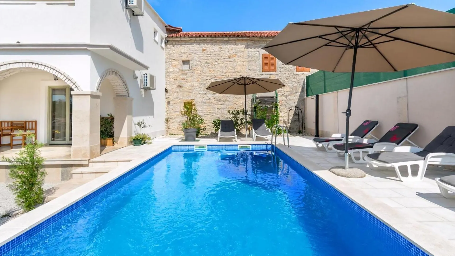 Villa Martin Umzaeunter Hof, Schnelles Wifi, Patio Kringa Semesterbostad