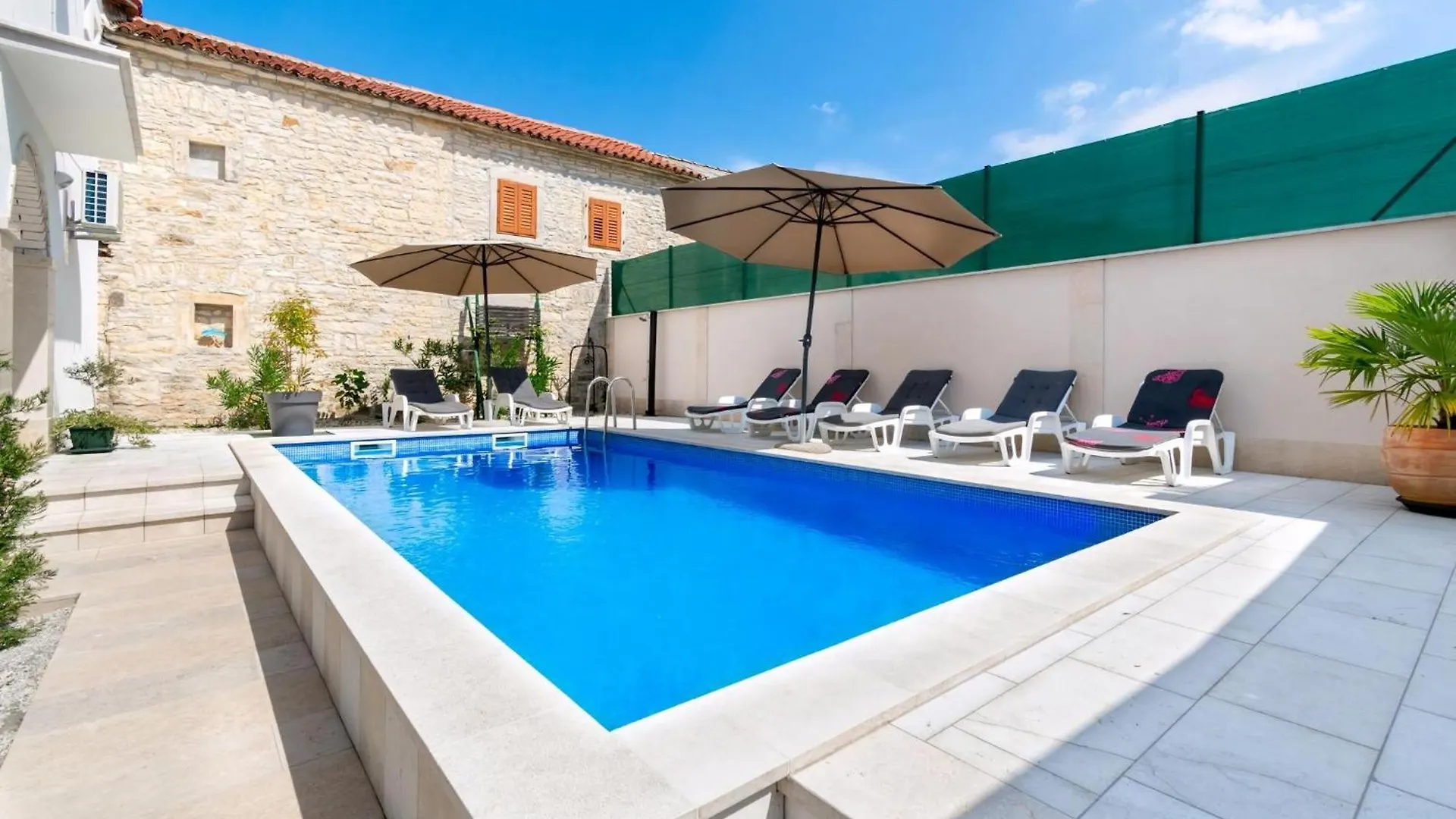 Semesterbostad Villa Martin Umzaeunter Hof, Schnelles Wifi, Patio Kringa